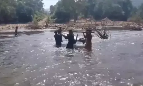 यहां आसान नहीं अंतिम संस्कार, खटिया पर शव उठाकर ले जाना पड़ता है नाला पार यहां आसान नहीं अंतिम संस्कार, खटिया पर शव उठाकर ले जाना पड़ता है नाला पार