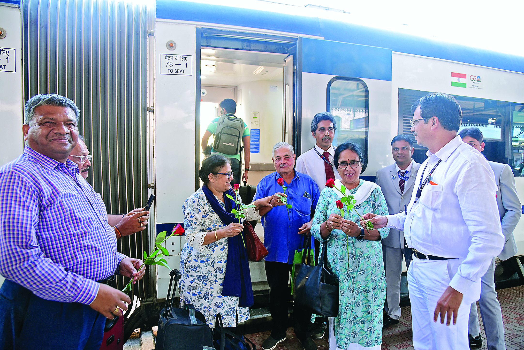 इंदौर से नागपुर पहुंची वंदे भारत ट्रेन,यात्रियों का फूलों से स्वागत