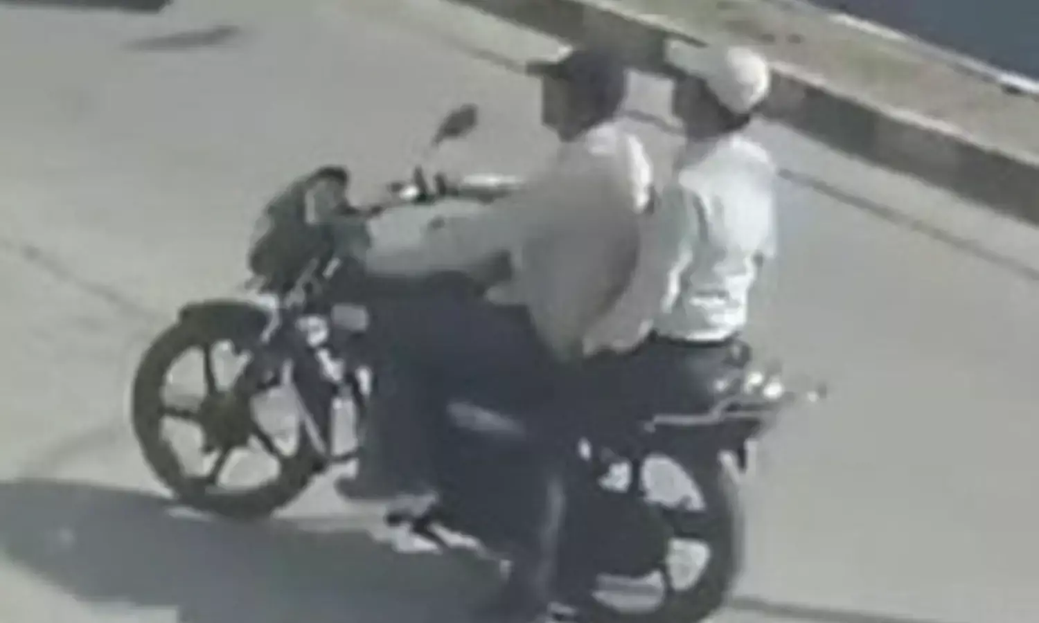 दिनदहाड़े दोपहिया की डिक्की से उड़ाए 1.56 लाख रुपए