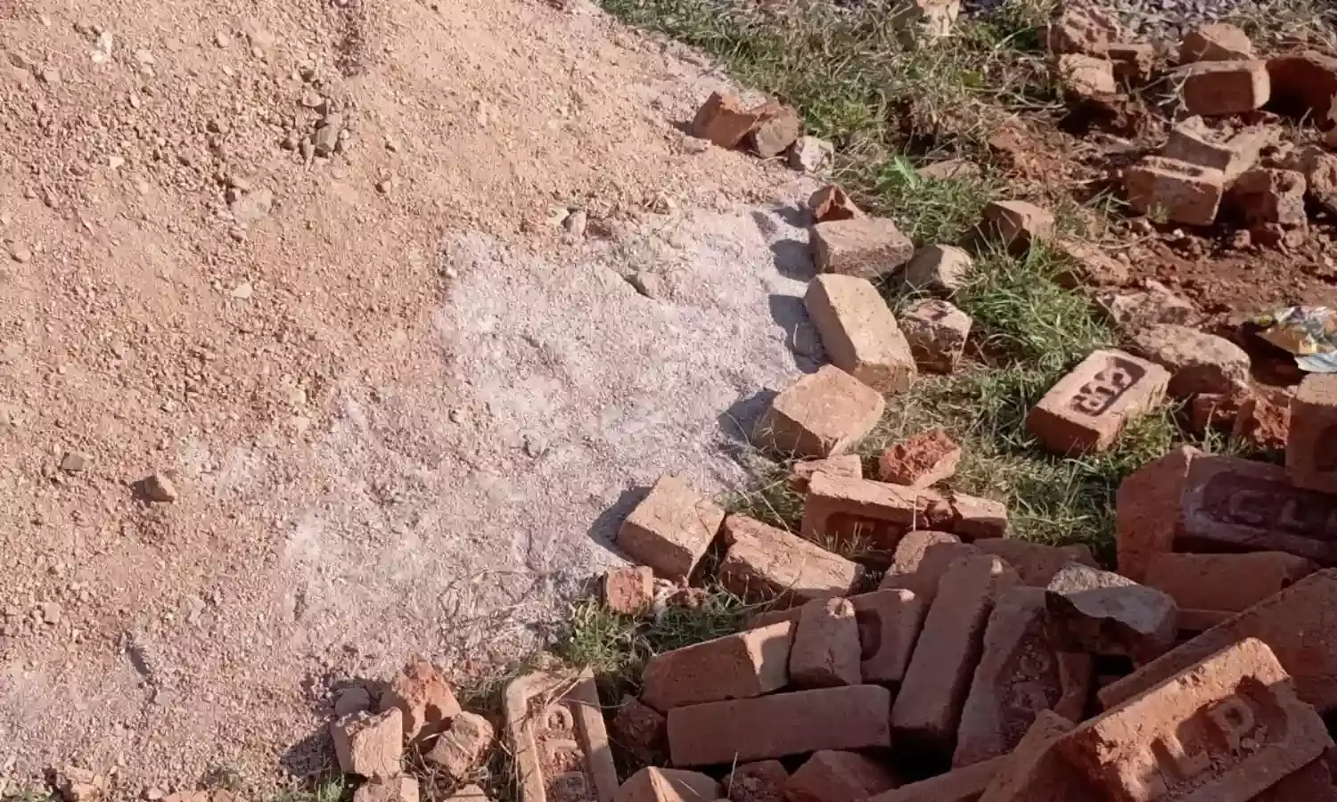 विद्यालय के किचन शेड कक्ष के निर्माण में डस्ट का हो रहा उपयोग