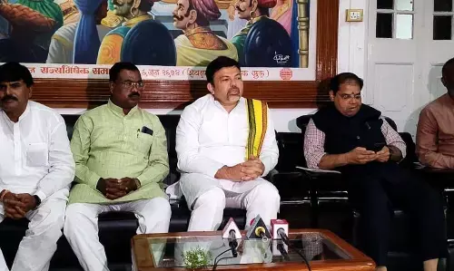 वडेट्टीवार ने दिए नेता प्रतिपक्ष का पद छोड़ने के संकेत : देशमुख वडेट्टीवार ने दिए नेता प्रतिपक्ष का पद छोड़ने के संकेत : देशमुख