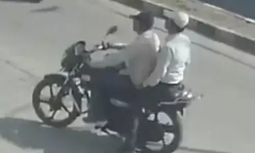 दिनदहाड़े दोपहिया की डिक्की से उड़ाए 1.56 लाख रुपए