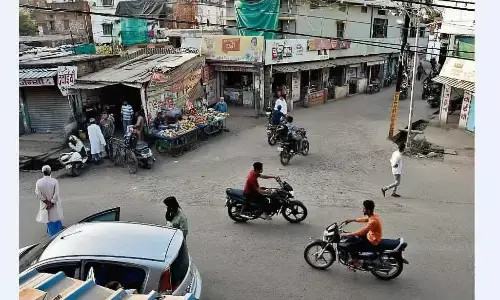 रजा चौक और उसके आस-पास सरकारी जमीन पर चल रहा कब्जों का खेल, सिकुड़ गई सड़क