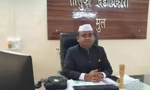 मूल के तहसीलदार होली के खिलाफ जिलाधिकारी से शिकायत