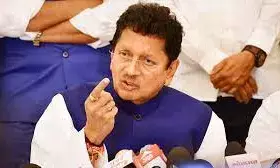 मंत्री दीपक केसरकर के बयान पर राजनीति गरमाई मंत्री दीपक केसरकर के बयान पर राजनीति गरमाई