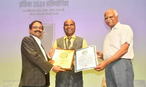 वंडर बुक ऑफ रिकार्ड इंटरनेशनल लंदन से सम्मानित हुए डॉ.अरुण खोबरे, कुलपति प्रो. केजी सुरेश ने किया सम्मानित