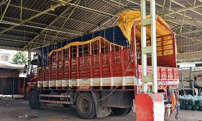 व्यापार के लिए बने शेड में ट्रकों की पार्किंग, सड़क पर लग रहीं दुकानें व्यापार के लिए बने शेड में ट्रकों की पार्किंग, सड़क पर लग रहीं दुकानें