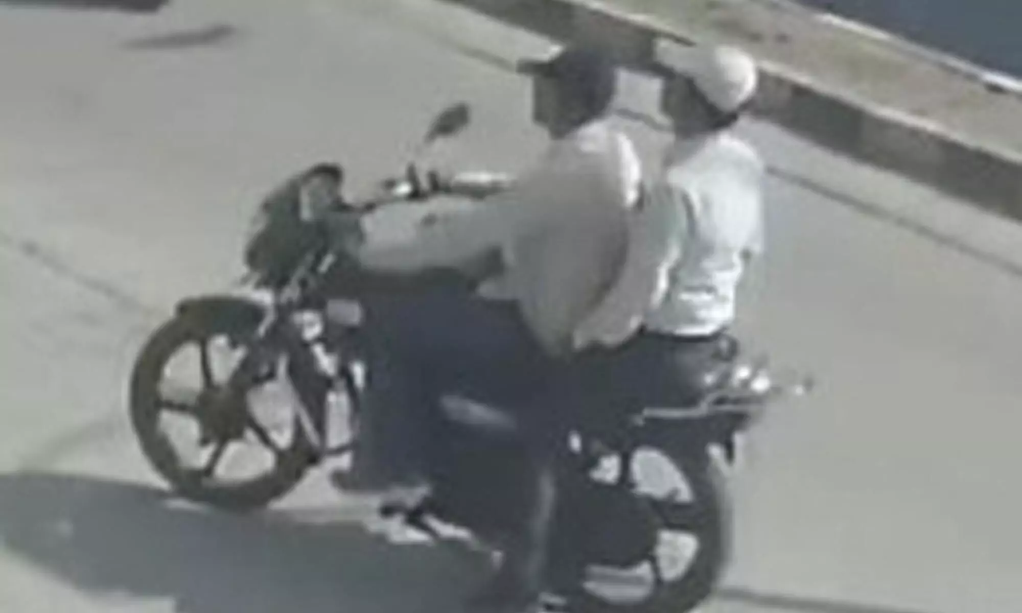 दिनदहाड़े दोपहिया की डिक्की से उड़ाए 1.56 लाख रुपए दिनदहाड़े दोपहिया की डिक्की से उड़ाए 1.56 लाख रुपए