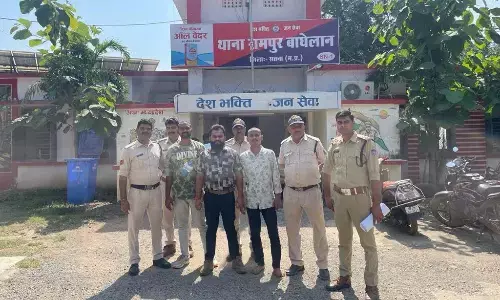 2.44 लाख के नशीले सिरप के साथ 3 गिरफ्तार, तस्करी में इस्तेमाल की जा रही 12 लाख की स्कार्पियो जब्त 2.44 लाख के नशीले सिरप के साथ 3 गिरफ्तार, तस्करी में इस्तेमाल की जा रही 12 लाख की स्कार्पियो जब्त