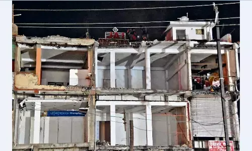 फ्लाईओवर निर्माण लोग खुद ही तोड़ रहे अपने मकान-दुकान