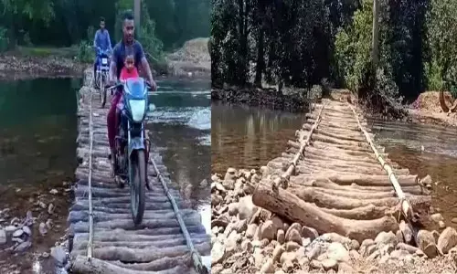 आवागमन के लिए आदिवासियों ने श्रमदान से बनाया लकड़ी का पुल आवागमन के लिए आदिवासियों ने श्रमदान से बनाया लकड़ी का पुल