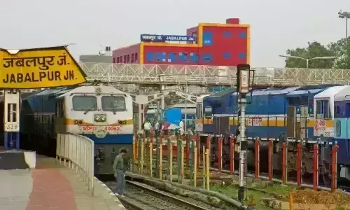 सँकरी रोड पर ऊँचे बना दिए रैम्प, अब सड़क से बह रहा नाली का पानी, लोगों को परेशानी सँकरी रोड पर ऊँचे बना दिए रैम्प, अब सड़क से बह रहा नाली का पानी, लोगों को परेशानी