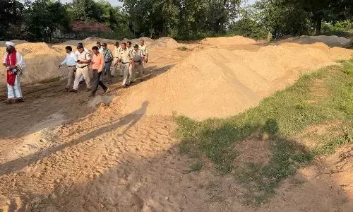 सोता रहा प्रशासन, अवैध रूप से खनन कर भंडारित कर ली भारी मात्रा में रेत