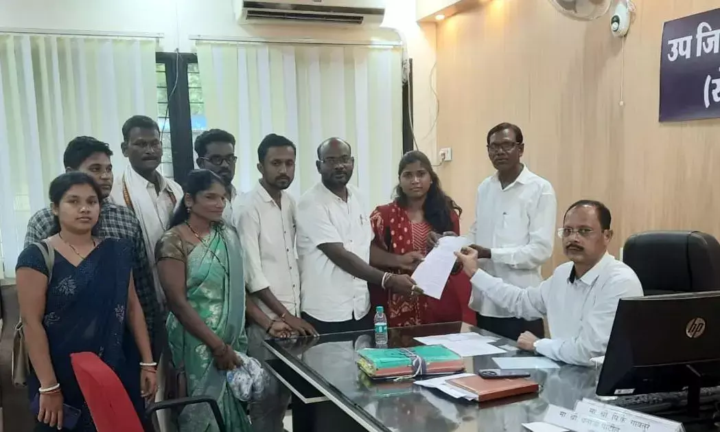 गुस्साए ग्रामीणों और सरपंचों ने जिलाधिकारी कार्यालय पर निकाला मोर्चा