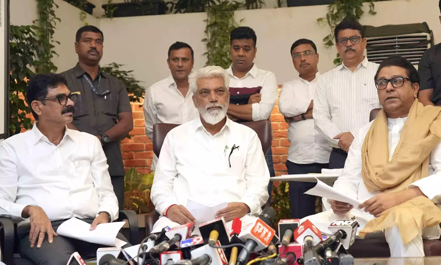 मुंबई के टोल नाकों पर सरकार के समानांतर कैमरे लगाएगी मनसे