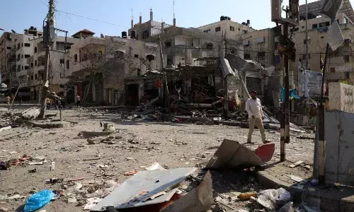 इजरायल ने गाजा पर हवाई हमले कर हमास से बंधकों को रिहा करने को कहा इजरायल ने गाजा पर हवाई हमले कर हमास से बंधकों को रिहा करने को कहा