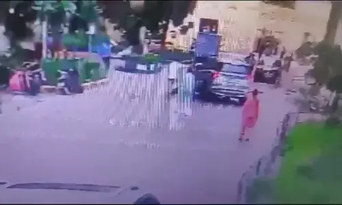 कार चालक ने बुजुर्ग महिला को मारी टक्कर, हुई मौत, सीसीटीवी में घटना रिकॉर्ड