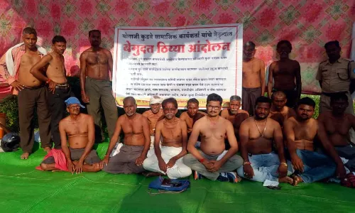 वनरक्षक के खिलाफ कार्रवाई की मांग को लेकर किया अर्धनग्न आंदोलन