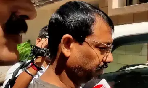 ईडी ने मैराथन छापेमारी के बाद कोलकाता के कारोबारी को गिरफ्तार किया ईडी ने मैराथन छापेमारी के बाद कोलकाता के कारोबारी को गिरफ्तार किया