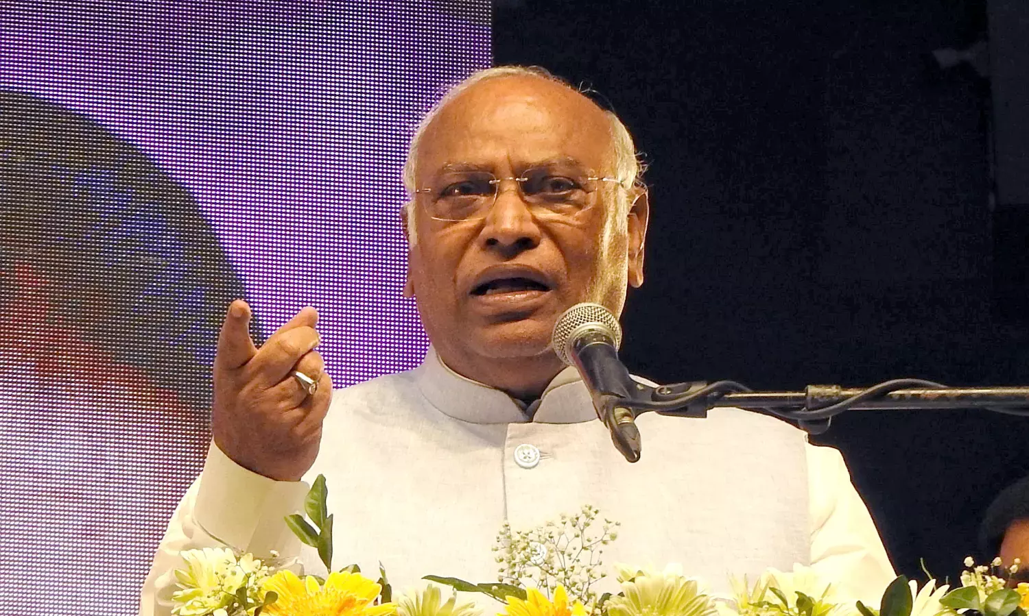 कांग्रेस ने तेलंगाना में छात्रा की आत्महत्या पर सरकार को घेरा, कहा युवा इसे उखाड़ फेंकेंगे