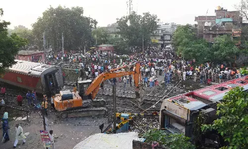 बिहार में नार्थ ईस्ट एक्सप्रेस हादसे के बाद ट्रेनों के परिचालन के लिए ट्रैक फिट
