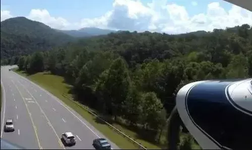 हाइवे में पायलट ने विमान की कराई इमर्जेंसी लैंडिंग, चलती कारों के बीच उतारा प्लेन, वीडियो देख आप भी हो जाएंगे हैरान!