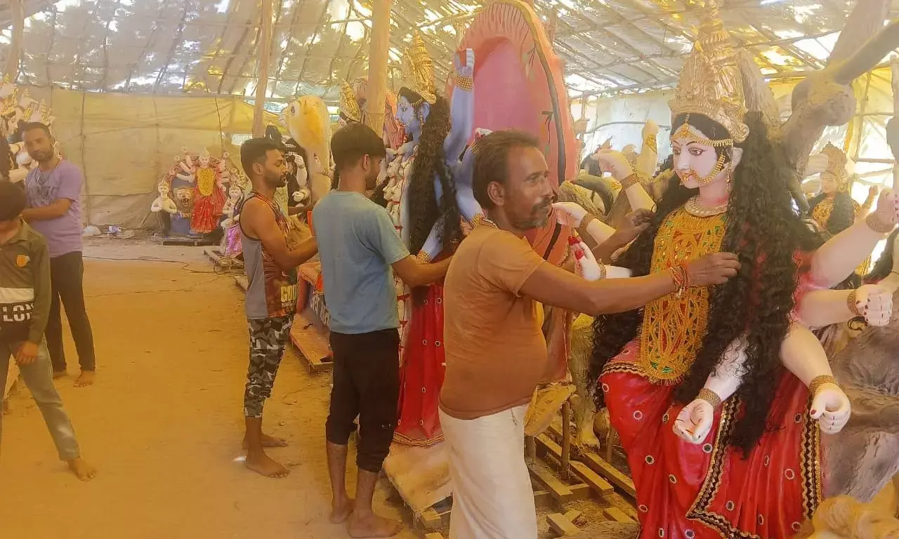 दुर्गा प्रतिमाओं को अंतिम रूप देने में जुटे मूर्तिकार