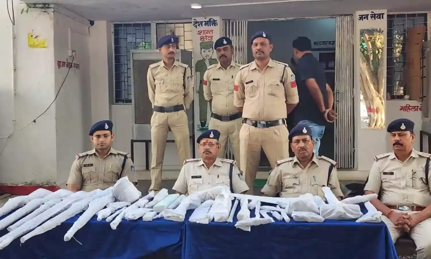 खेत में बने घर में देशी हथियार बनाने की फैक्ट्री पर पुलिस का छापा