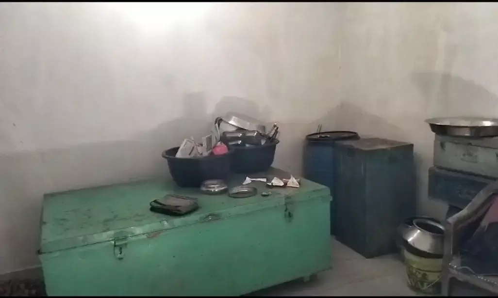 ग्राम सिमरिया गुलाब सिंह में सूने घर में अज्ञात चोरों ने बोला धावा