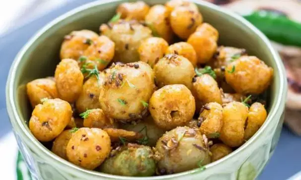 नवरात्र व्रत में बनाएं आलू मखाना चाट, इस आसान रेसिपी से