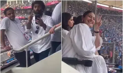 प्रेग्नेंसी रुमर्स के बीच भारत-पाकिस्तान मैच देखने पहुंची अनुष्का शर्मा, अरिजीत सिंह को दिए जमकर पोज, वीडियो वायरल