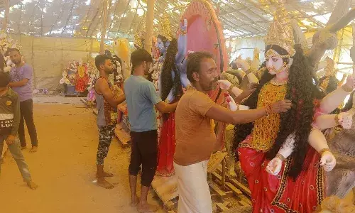 दुर्गा प्रतिमाओं को अंतिम रूप देने में जुटे मूर्तिकार