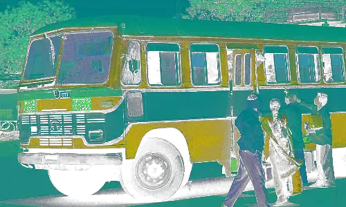निजी बस में सवार यात्रियों से जबरन वसूली व मारपीट