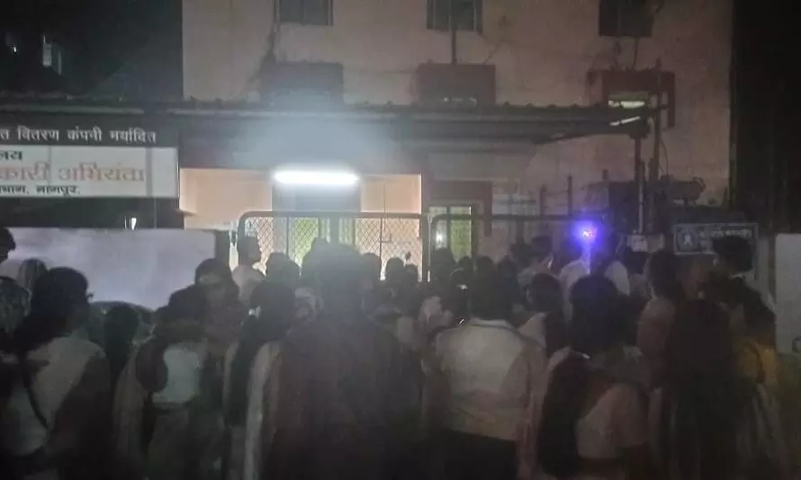 मनपा का बिजली बॉक्स जला, दीक्षाभूमि परिसर में छाया अंधेरा मनपा का बिजली बॉक्स जला, दीक्षाभूमि परिसर में छाया अंधेरा