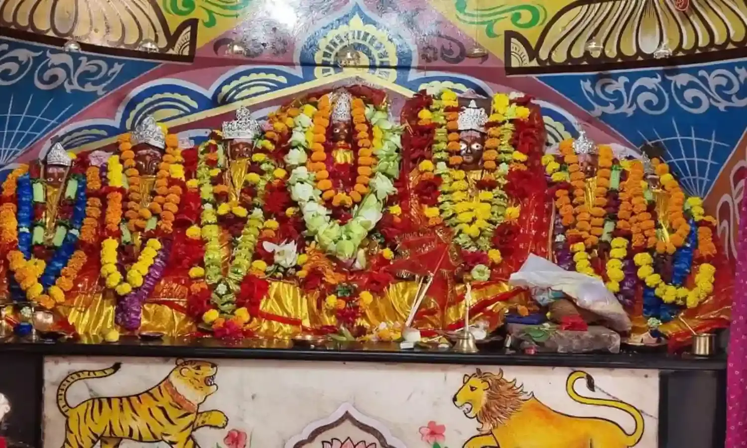 नवरात्रि के पहले दिन बड़ी देविन सहित अन्य देवी मंदिर में उमड़े श्रृद्धालु