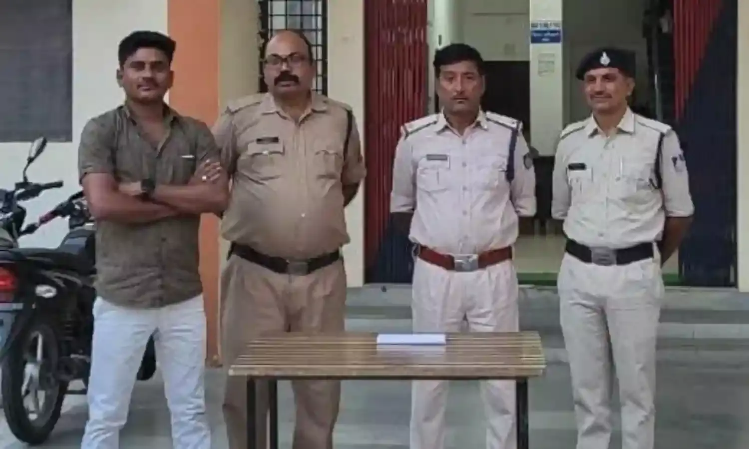 क्रिकेट विश्वकप में सट्टा खिलाने वाले सटोरिए पर पुलिस ने की कार्यवाही