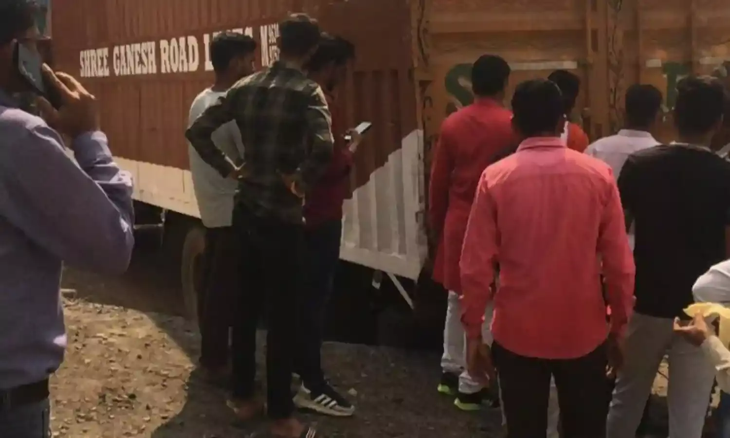 गौवंश से भरा कंटेनर पकड़ा, ५ गौवंश की मौत, ६८ कराएं मुक्त