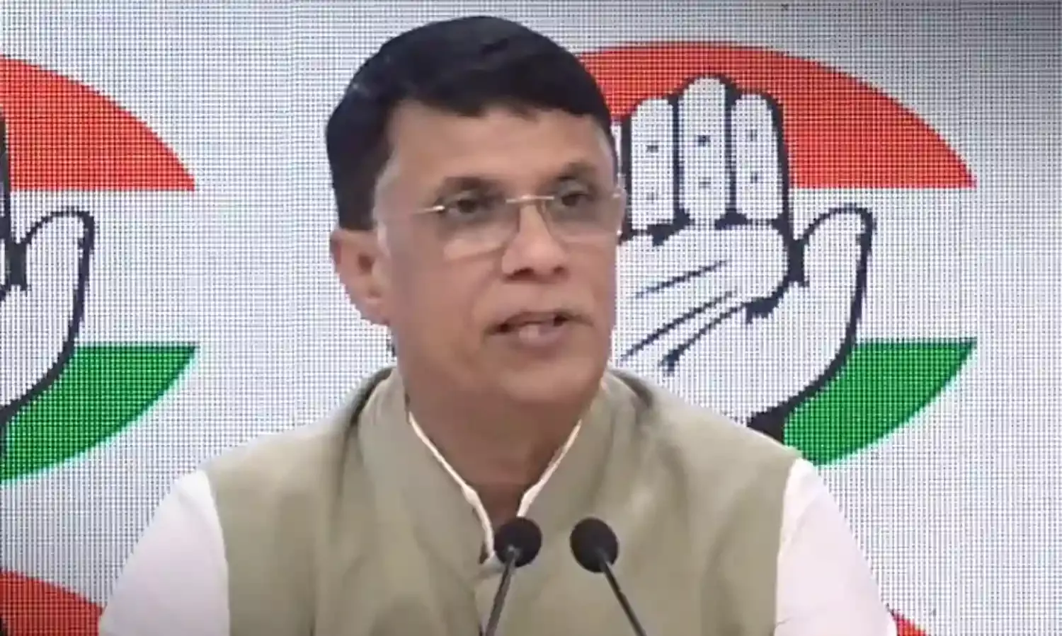 कार्यवाही रद्द करने की मांग वाली पवन खेड़ा की याचिका पर सुप्रीम कोर्ट का नोटिस