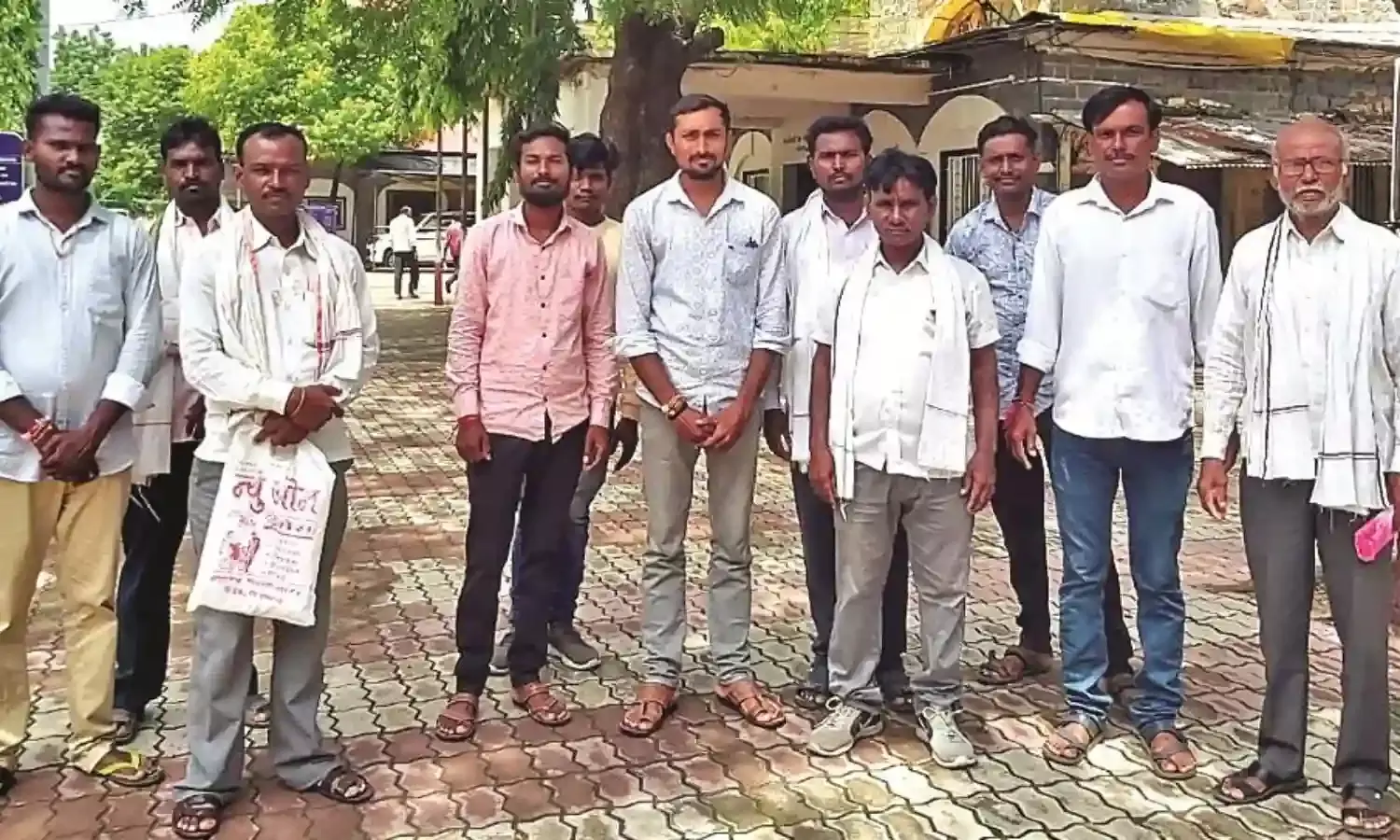 रेलवे ने नहीं दिया रास्ता इसलिए खेतों में पड़ी है किसानों की सोयाबीन