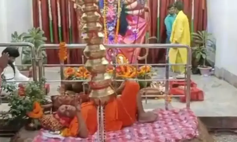 मां दुर्गा के अनोखे भक्त, नवरात्र में सीने पर 21 कलश रख करते हैं आराधना