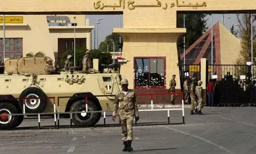 फिलिस्तीनियों को सिनाई भेजे जाने की आशंका के बीच मिस्र ने गाजा सीमा पर सेना भेजी