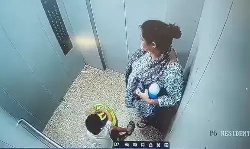 गाजियाबाद के एक सोसाइटी में बच्चे के साथ लिफ्ट में 15 मिनट तक फंसी रही महिला