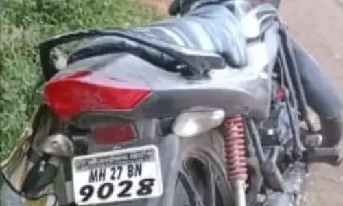 पत्नी की आंखों के सामने ट्रक ने पति को कुचला