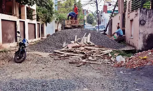 6 माह से खुदी पड़ी है कॉलोनी की सड़क, लोग हो रहे परेशान 6 माह से खुदी पड़ी है कॉलोनी की सड़क, लोग हो रहे परेशान