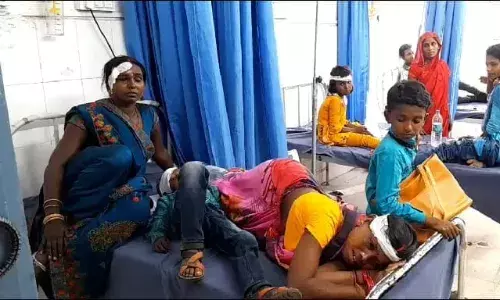 बिहार के कैमूर में वैन पलटी, 25 लोग घायल