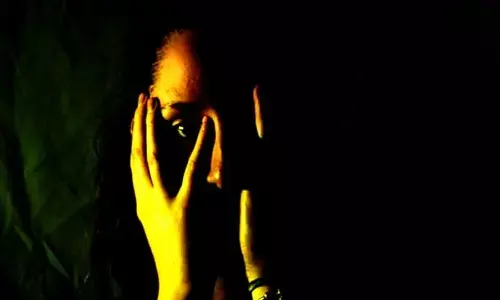 हनी ट्रैपिंग के शक में कर्नाटक में महिला को जूतों की माला पहनाकर घुमाया हनी ट्रैपिंग के शक में कर्नाटक में महिला को जूतों की माला पहनाकर घुमाया