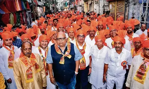 रथ पर सवार होकर निकले अग्रसेन महाराज, हुई पुष्पवर्षा