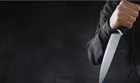 ट्रेन में बर्थ को लेकर विवाद में यात्री पर चाकू से हमला ट्रेन में बर्थ को लेकर विवाद में यात्री पर चाकू से हमला