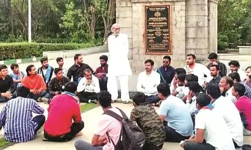 फेलोशिप देने की मांग को लेकर पीएचडी के विद्यार्थियों ने किया आंदोलन फेलोशिप देने की मांग को लेकर पीएचडी के विद्यार्थियों ने किया आंदोलन