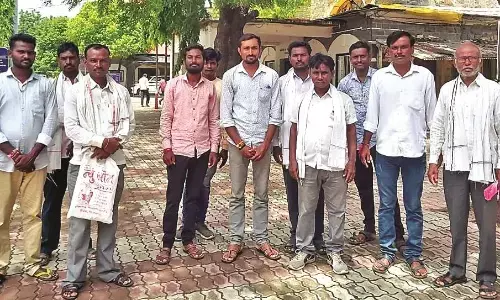 रेलवे ने नहीं दिया रास्ता इसलिए खेतों में पड़ी है किसानों की सोयाबीन रेलवे ने नहीं दिया रास्ता इसलिए खेतों में पड़ी है किसानों की सोयाबीन